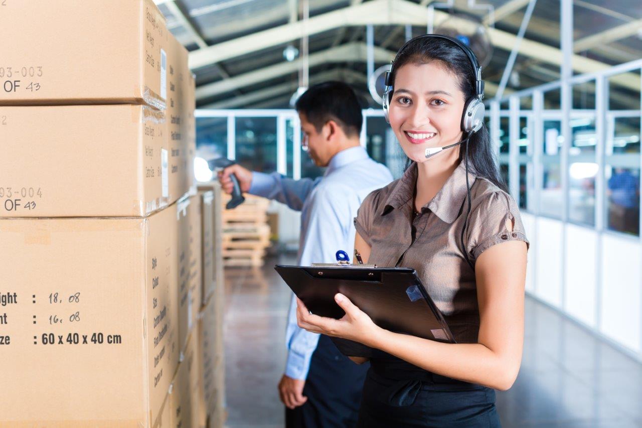 woman scheduling warehouse